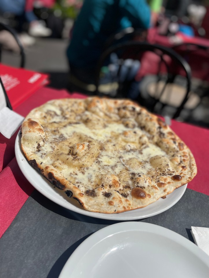 Mozzarella-and-truffle pizza at Bar Caffetteria Hescanas; Orvieto, Italy
